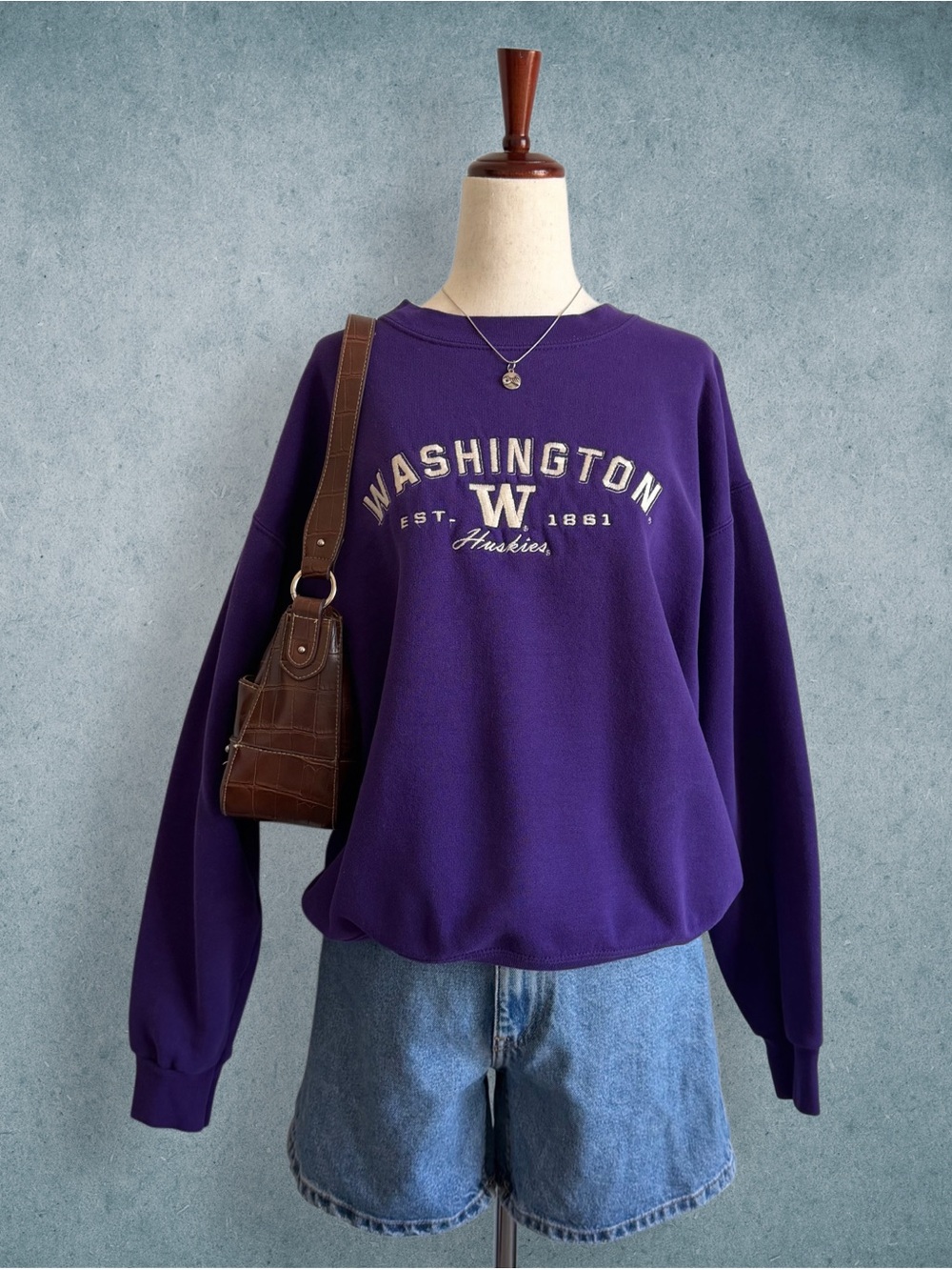 purple washington huskies embroidered crewneck - size m